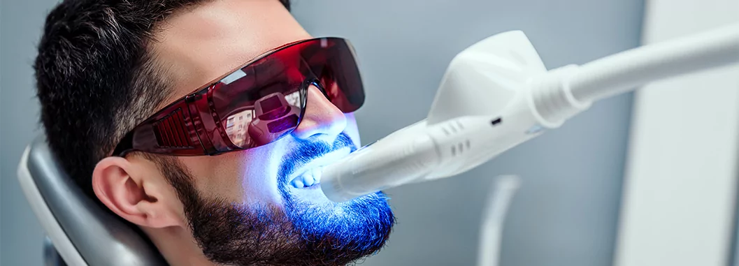 Homem Clareando os Dentes